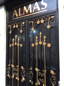 It means “diamonds”